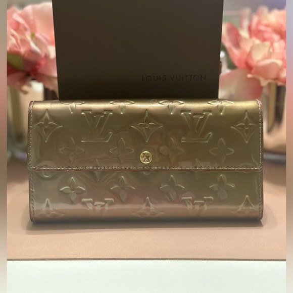 ❤️‍🔥Gorgeous Unique Louis Vuitton Gris Art DecoMonogram Vernis Sarah Wallet❤️‍ - Picture 4 of 13
